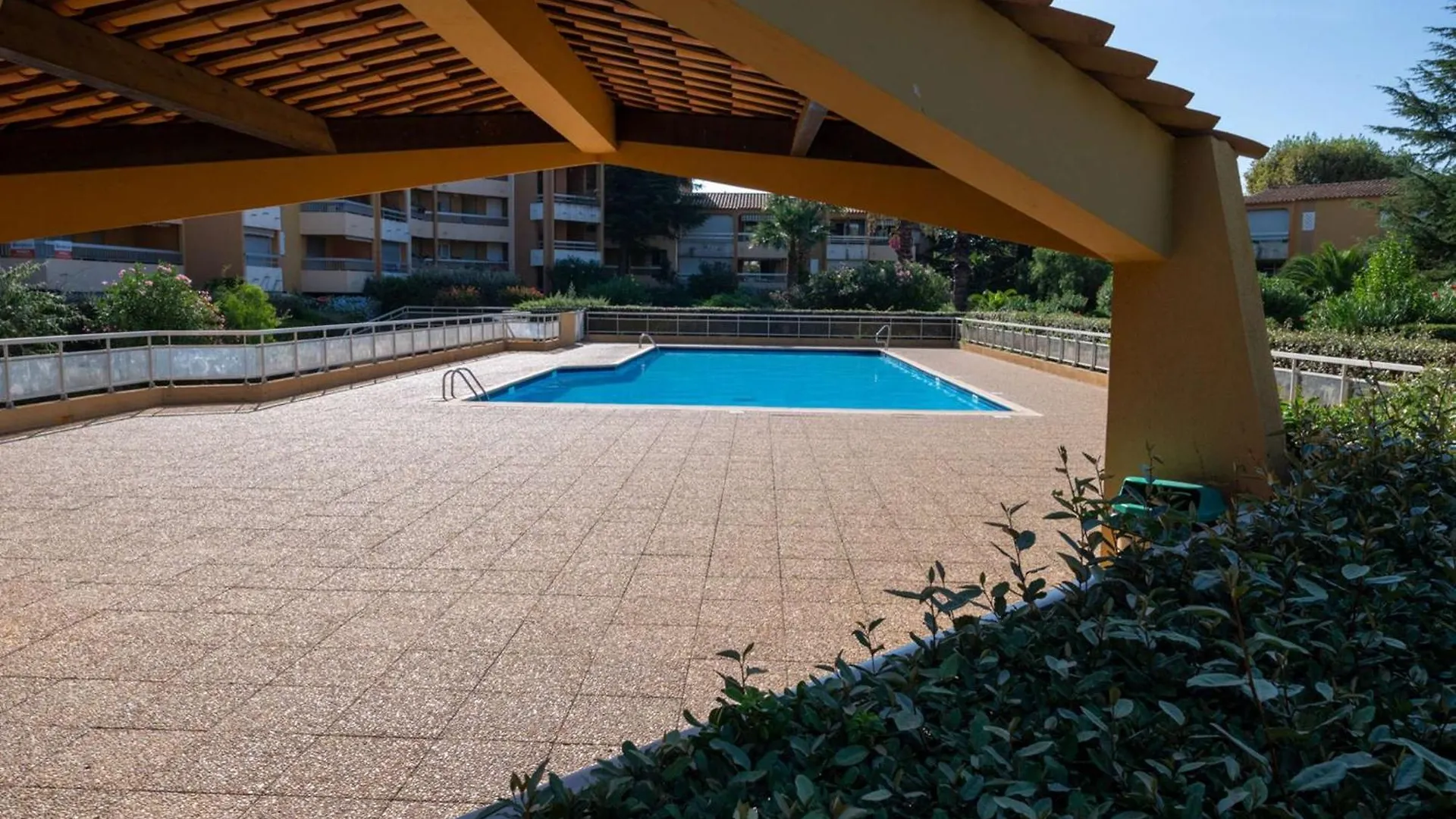 T2 Cabine Renove/Piscine/Clim/Commerces Le Lavandou 0*,  France