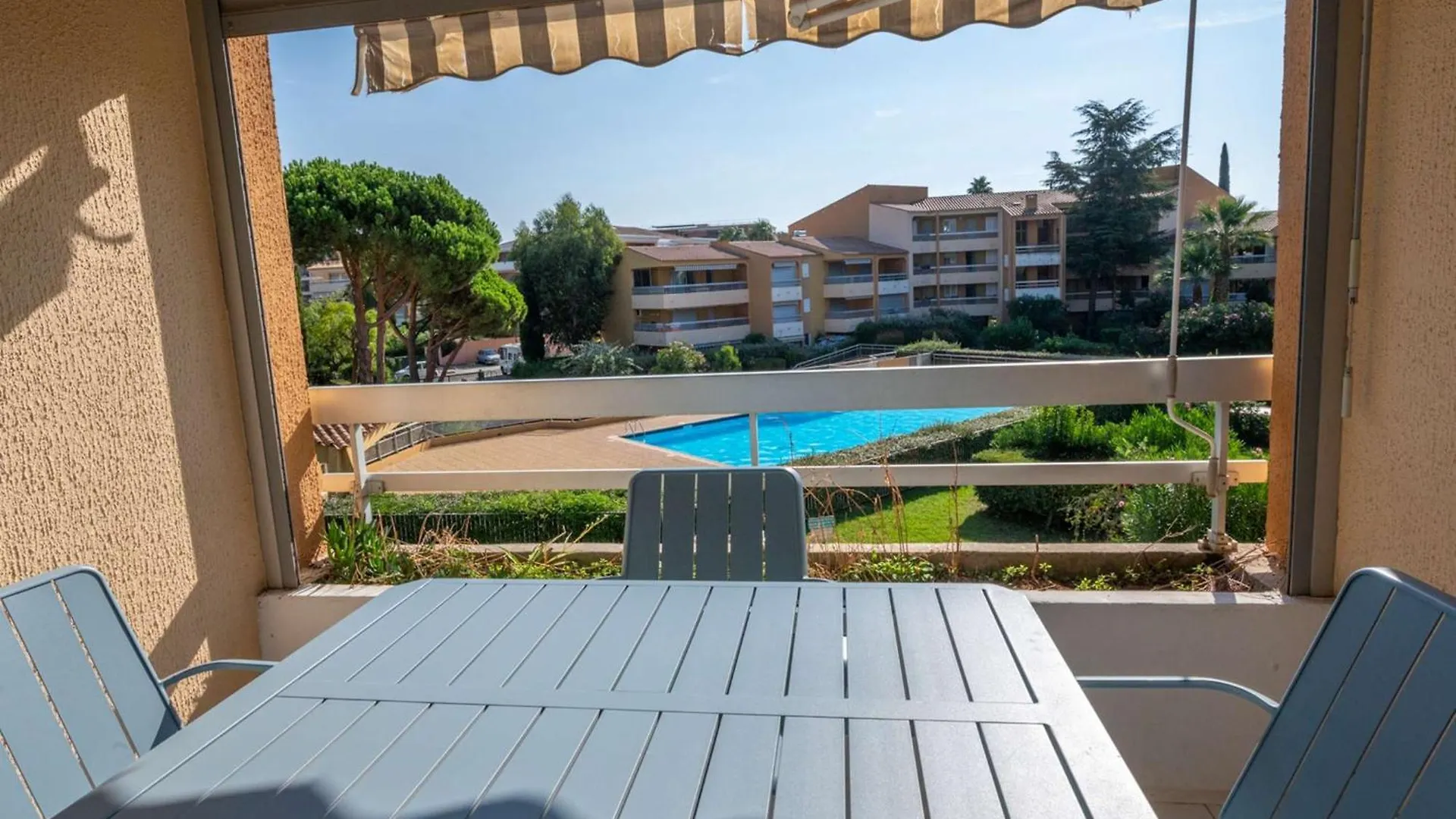T2 Cabine Renove/Piscine/Clim/Commerces Le Lavandou